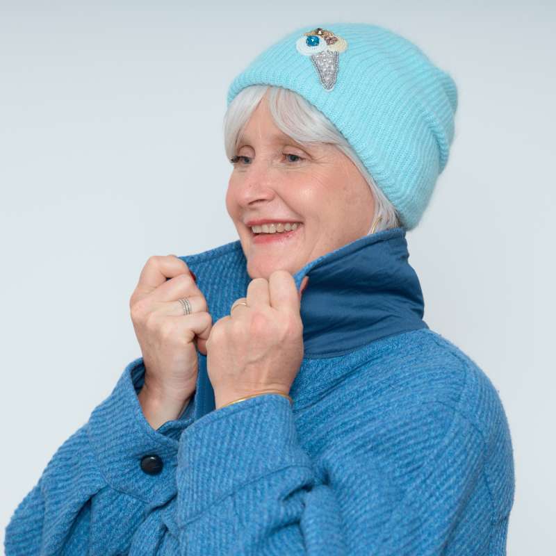 Bonnet de laine bleu turquoise avec broderie
