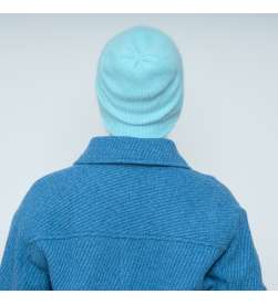 Bonnet de laine bleu turquoise avec broderie