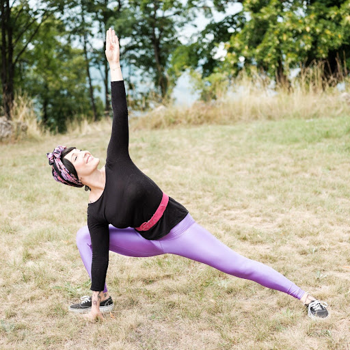 Photo de Julie qui fait un exercice d'équilibre. 