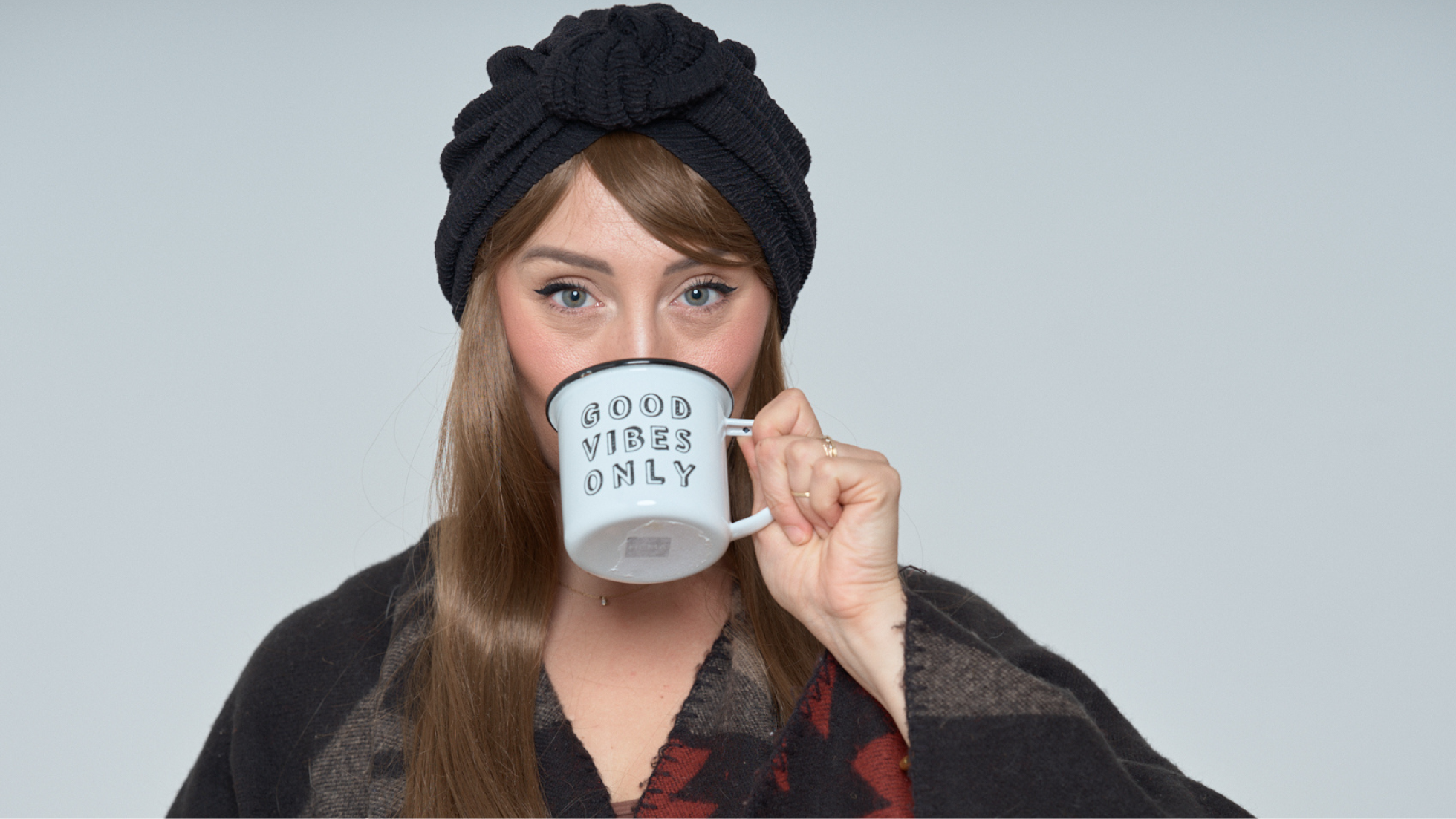 Photo de Julie qui boit une tasse de thé. 