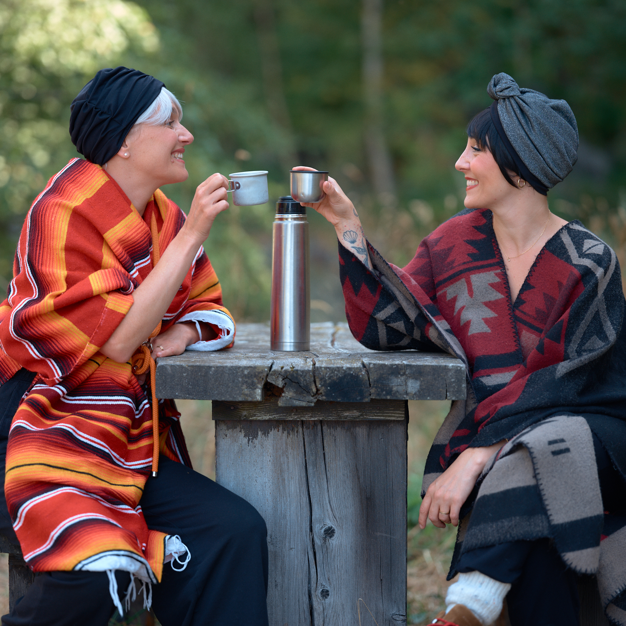 Photo de deux femmes qui boivent un café ensemble. 