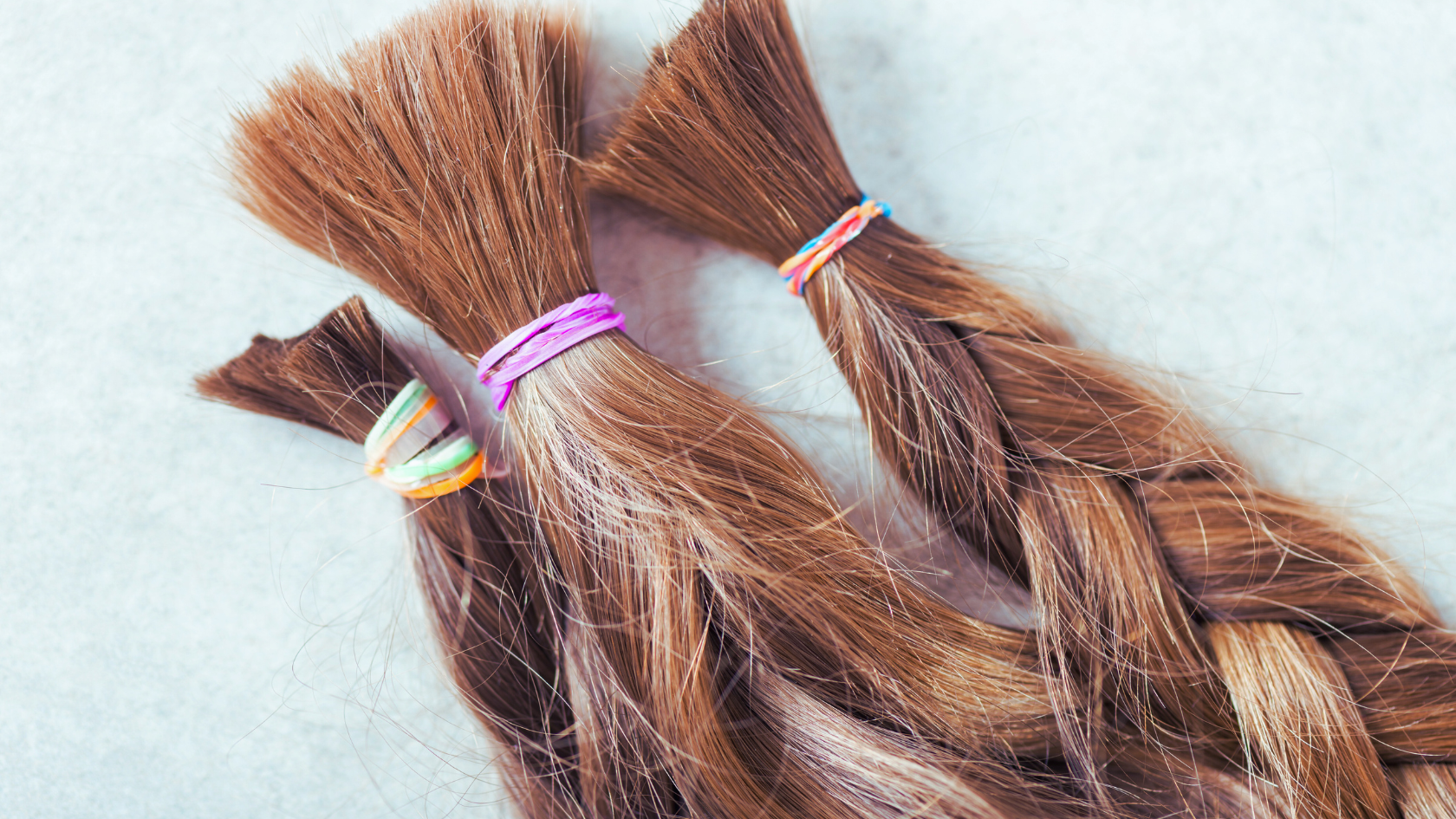 Photo de mèches de cheveux coupées. 