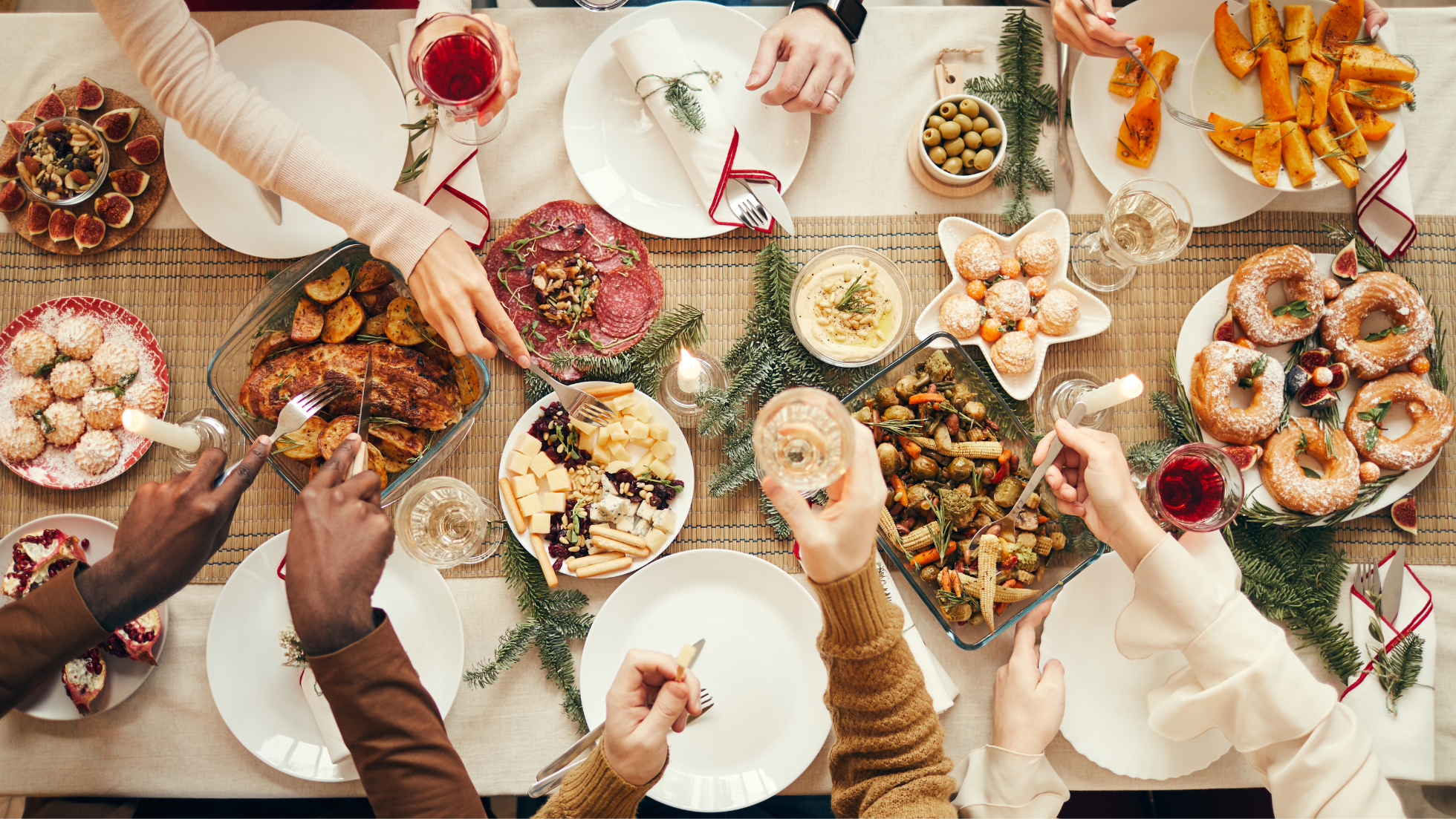 Photo d'une table de festin de Noël vue de haut. 