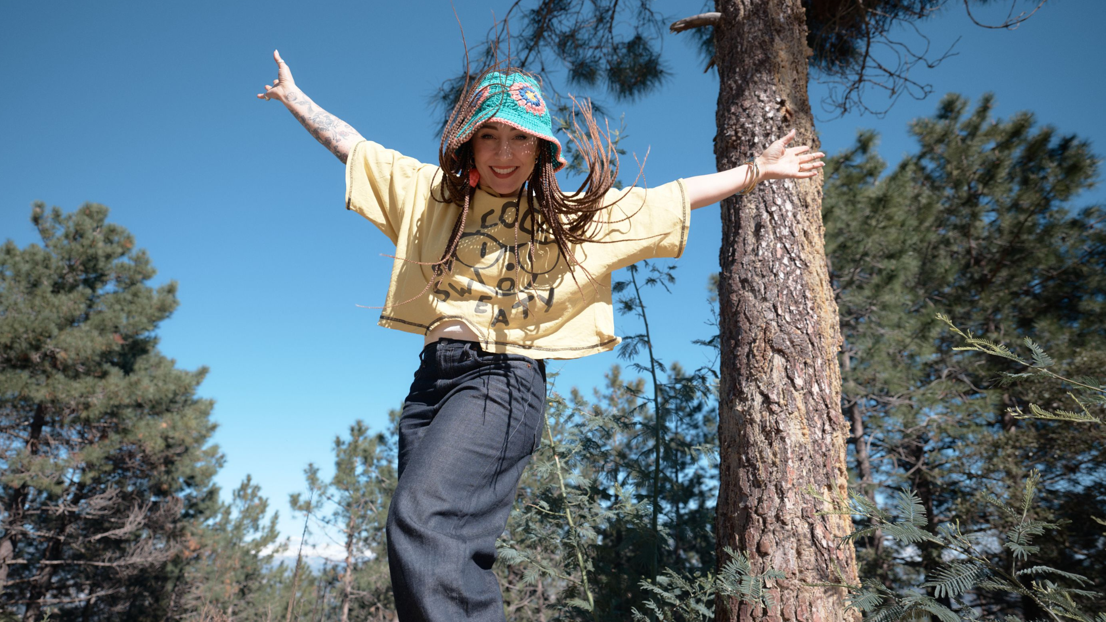 Photo de Julie qui saute en l'air. 