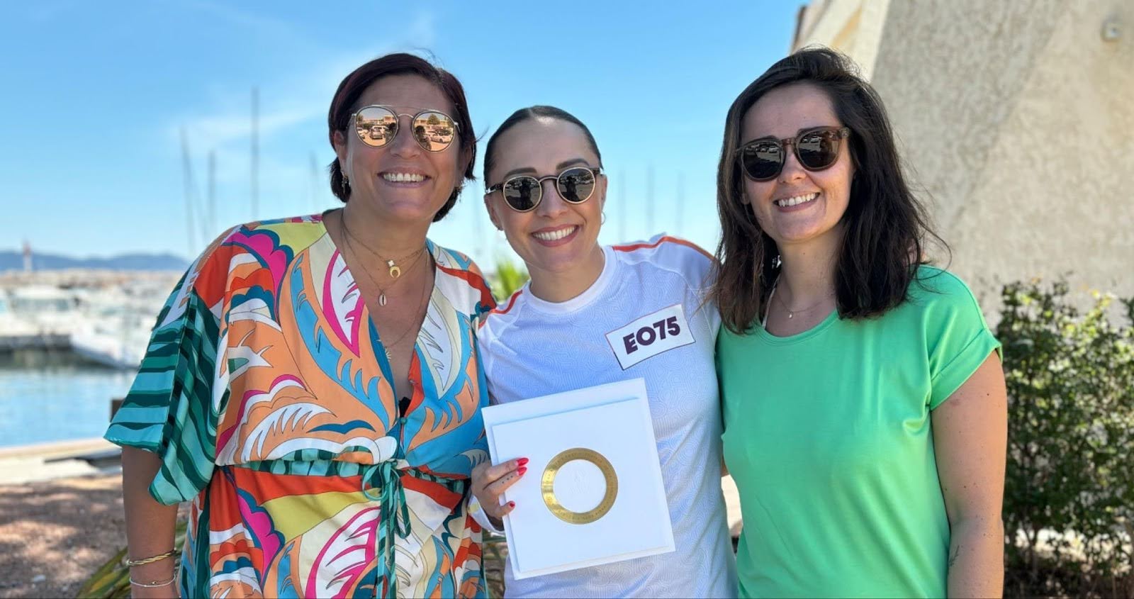 Photo de Julie avec la bague contenue au cœur de la Flamme Olympique. 