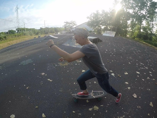 Photo de Julie qui fait du skate. 