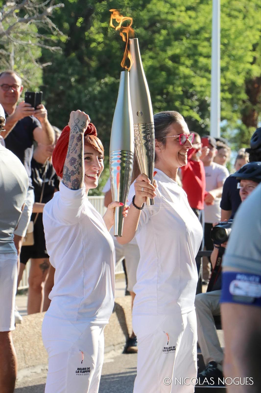 Photo de Julie qui porte la Flamme Olympique. 