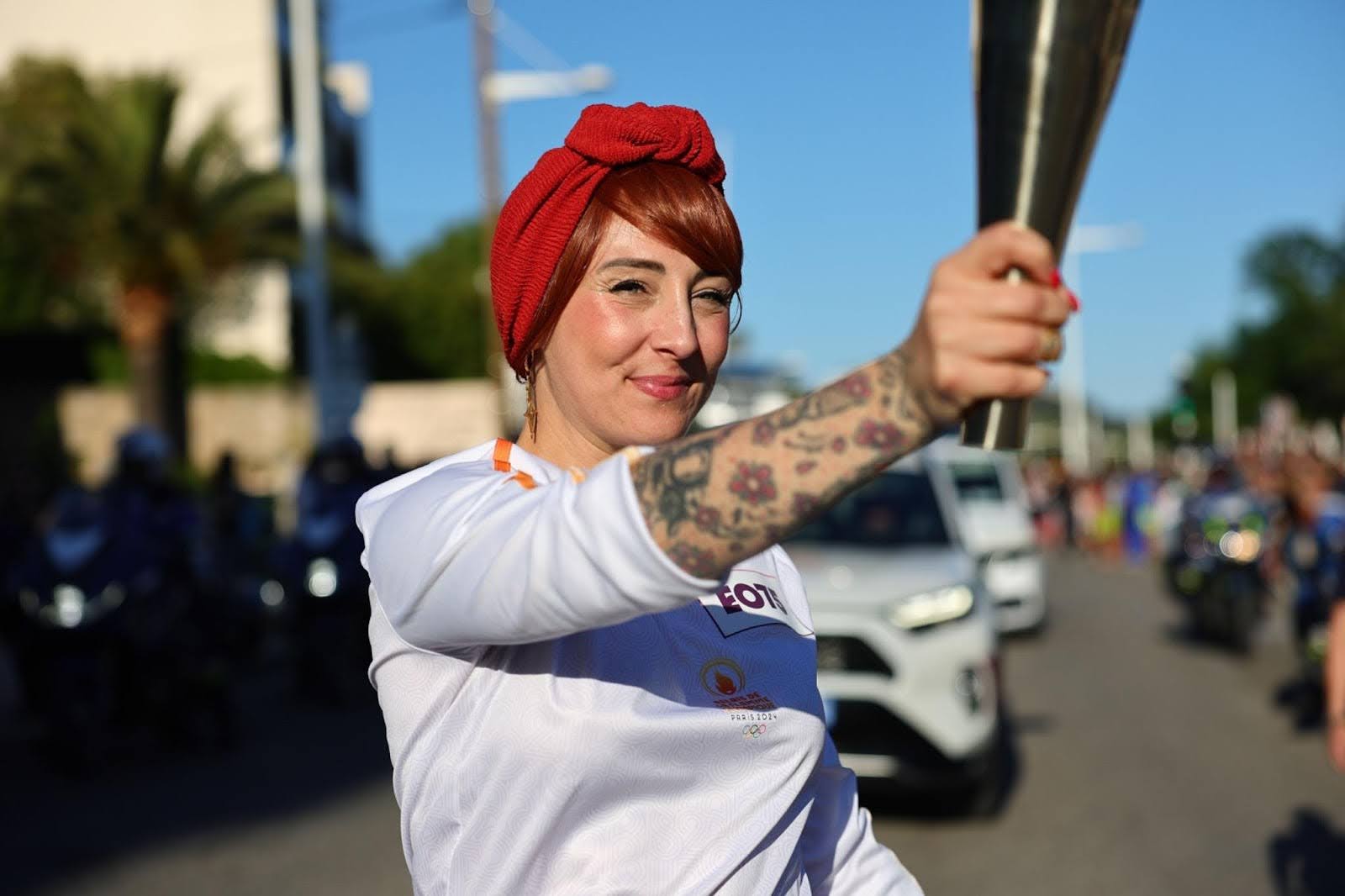 Photo de Julie Herbin-Meunier qui porte la Flamme Olympique. 