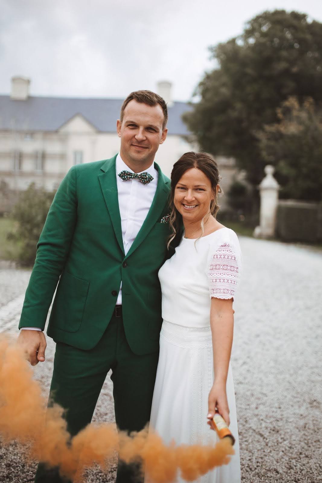 Photo de Juliette et de son mari, resplandissants, le jour de leur mariage. 