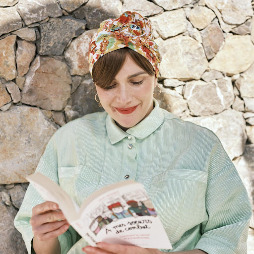 Photo de Sabine qui lit le livre de Julie : À mes sœurs de combat