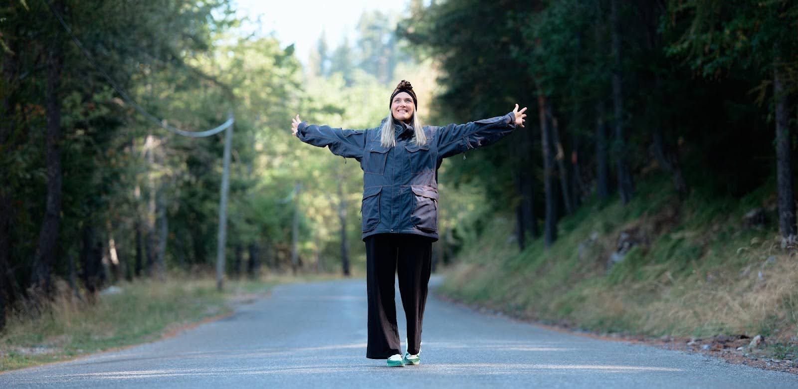 Photo de Sabine, debout en pleine forêt. 