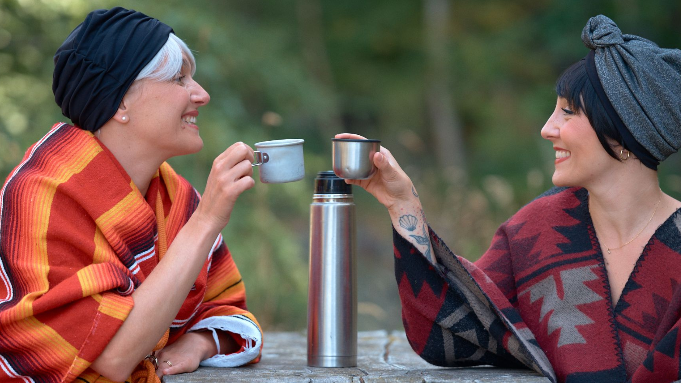 Photo de Julie et Sabine qui prennent un café. 