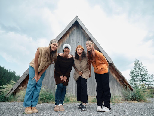 Photo de quatre femmes qui portent des bonnets. 