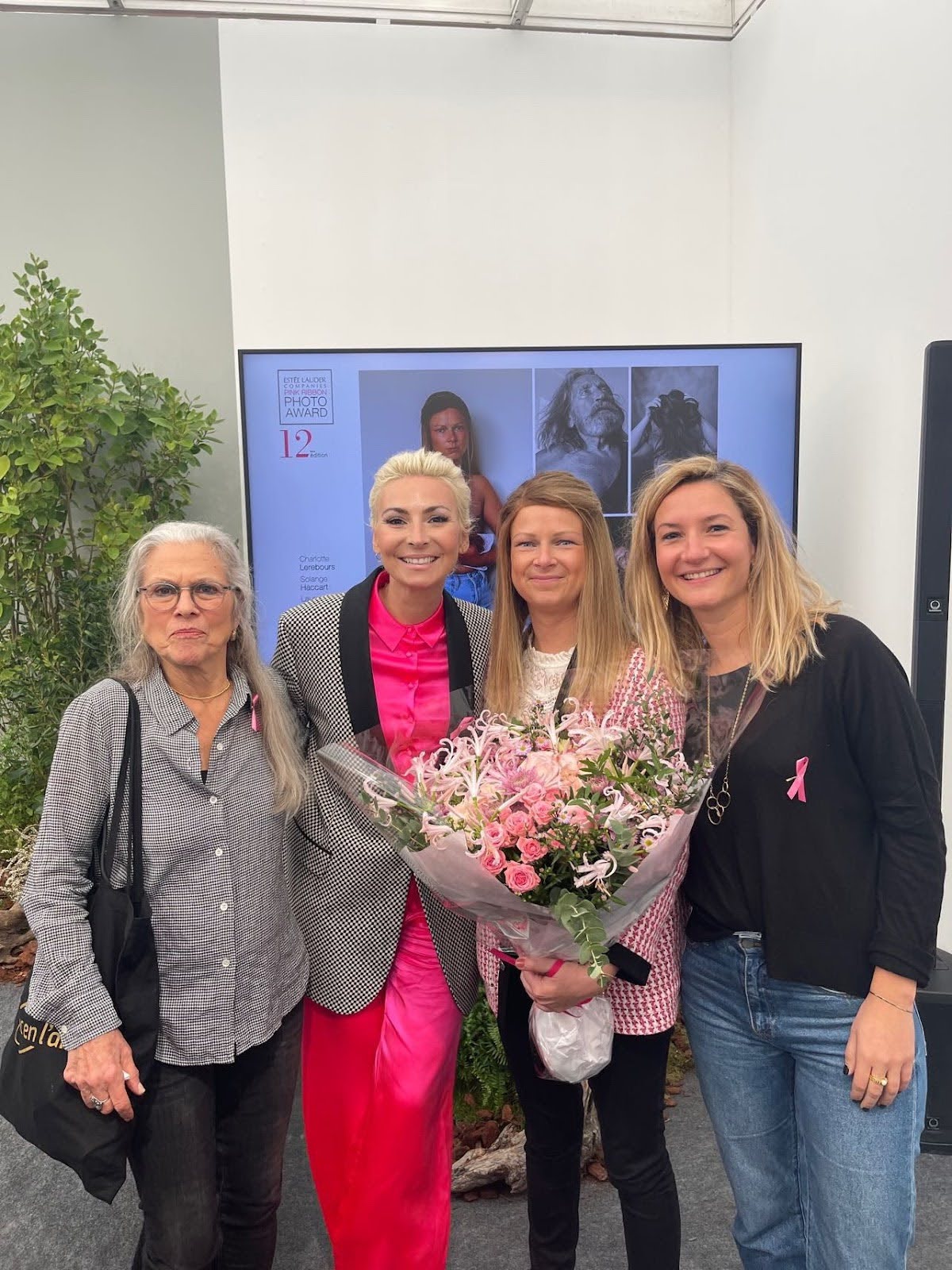 Photo de Juliette, entourée pour la remise du Prix Pink Ribbon. 