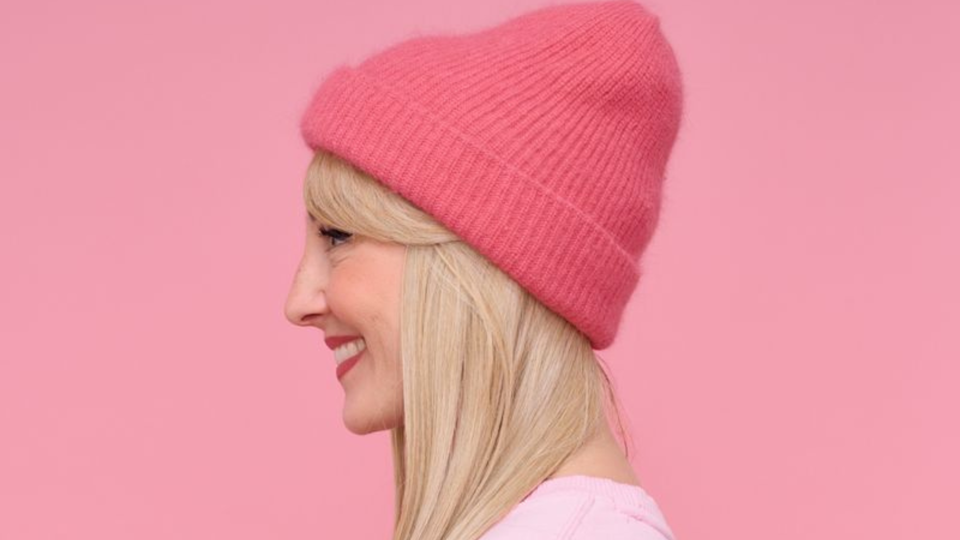 Photo de Julie qui porte un bonnet rose. 