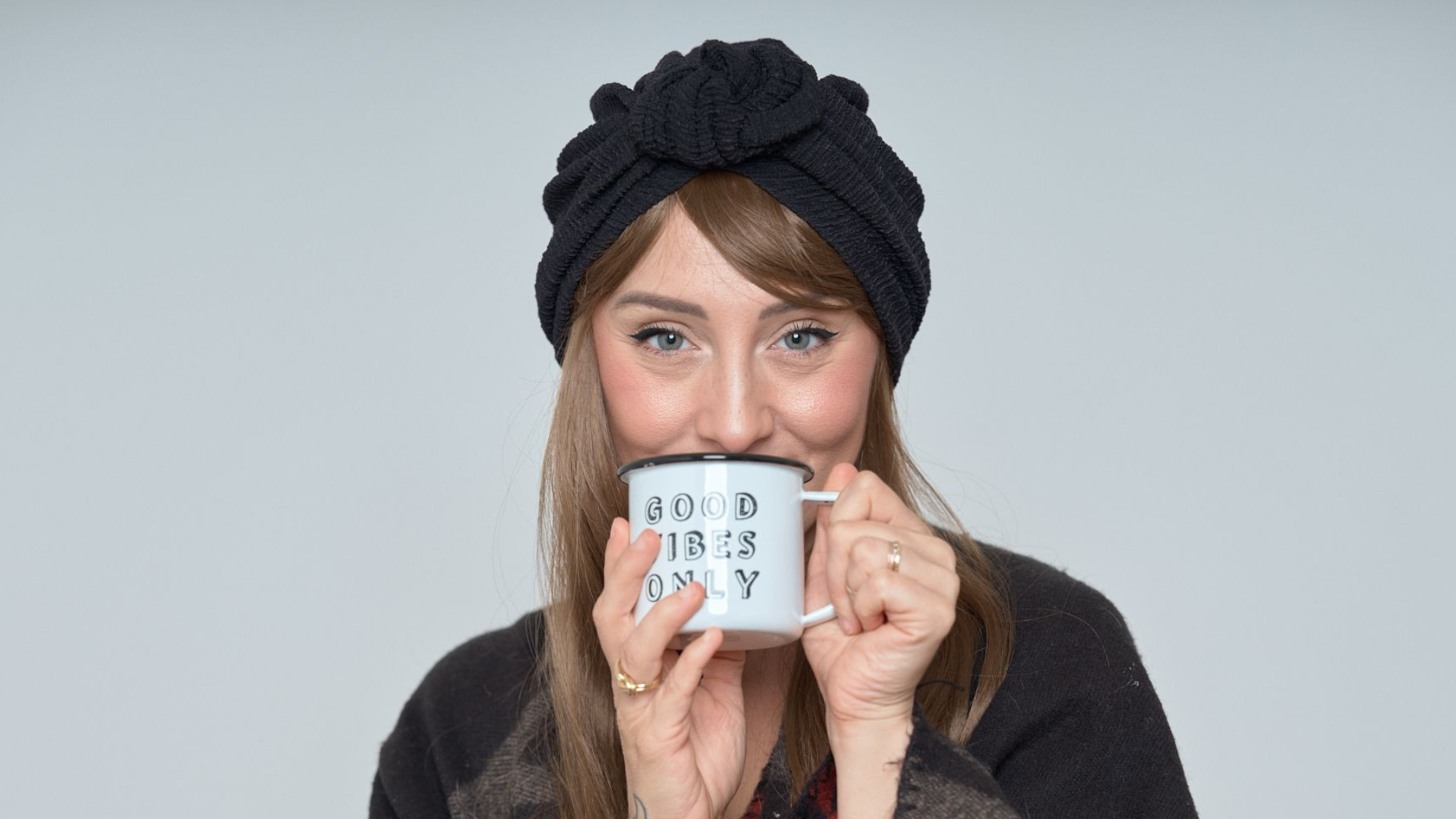 Photo de Julie qui porte une tasse à ses lèvres. 